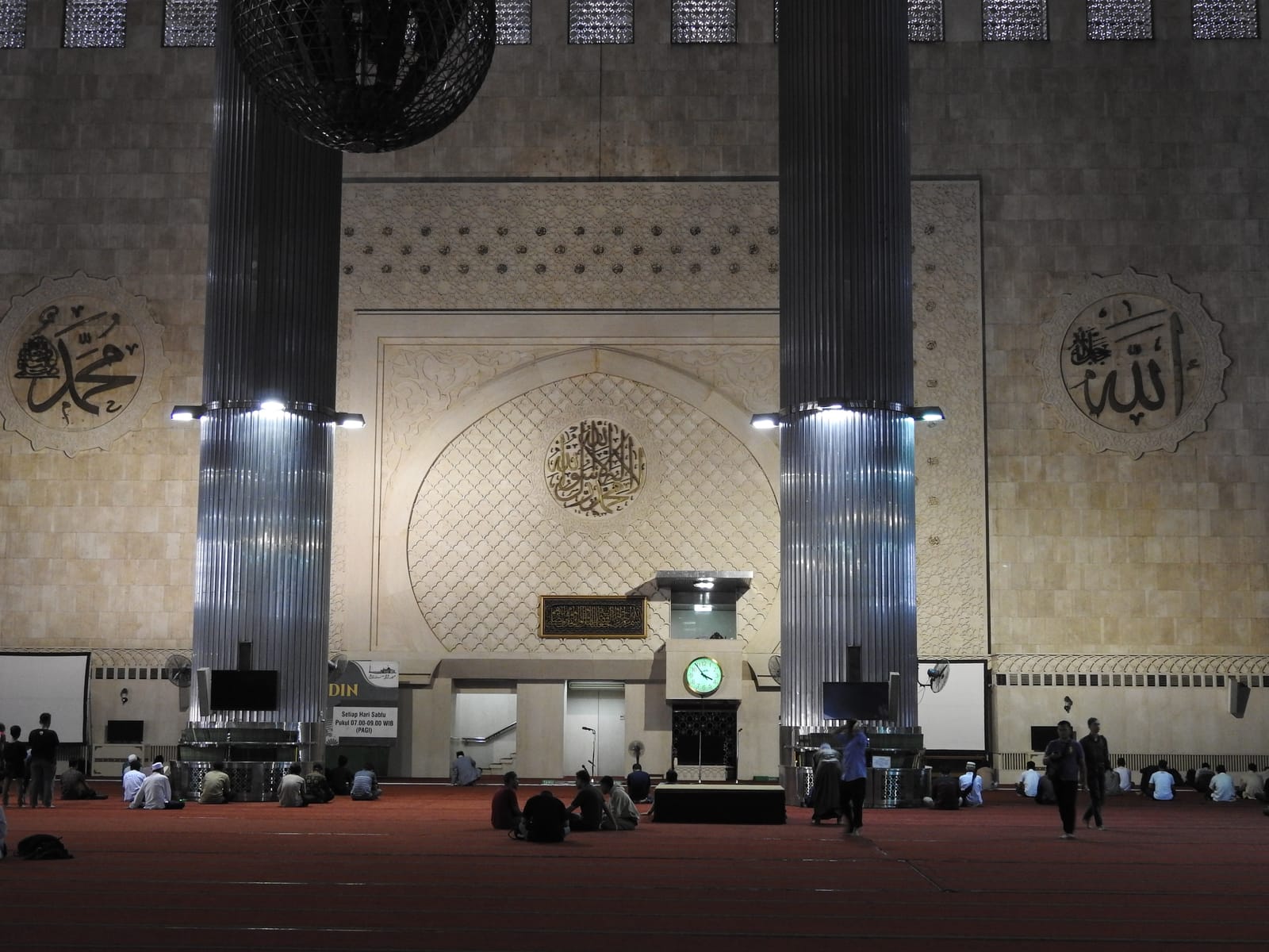 À l'intérieur de la mosquée Istiqlal