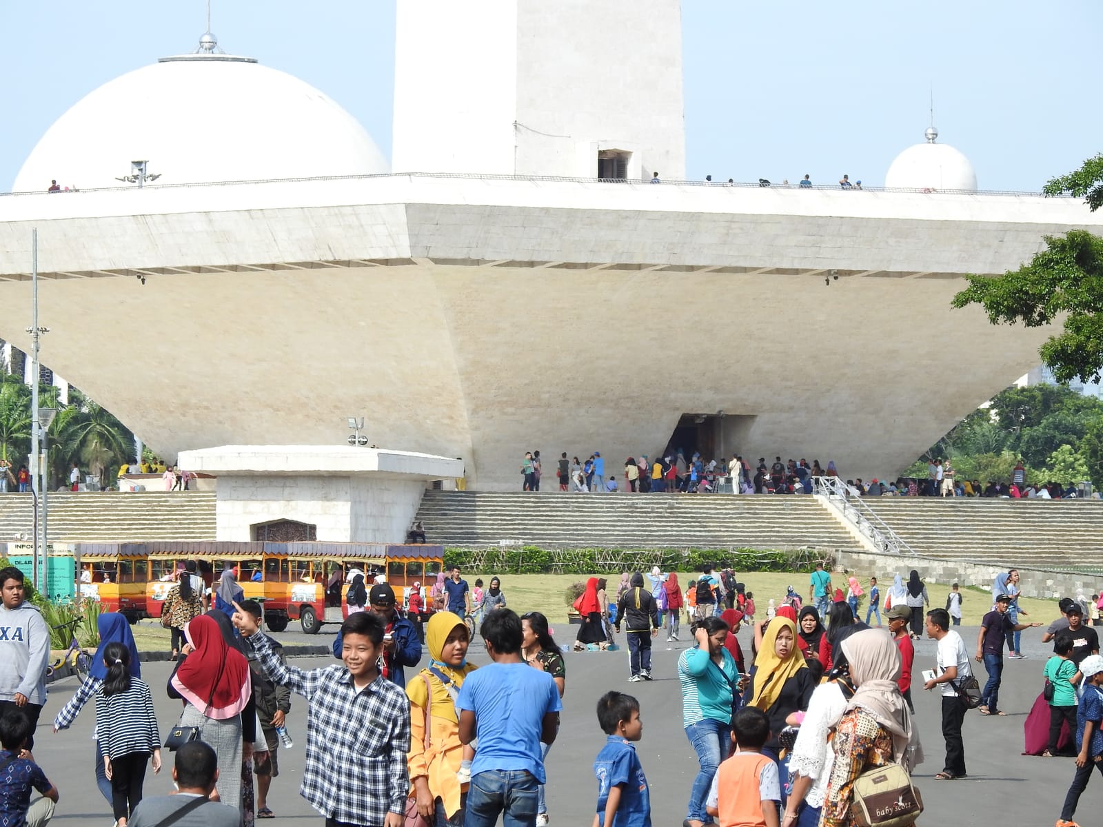 La foule au Monument national