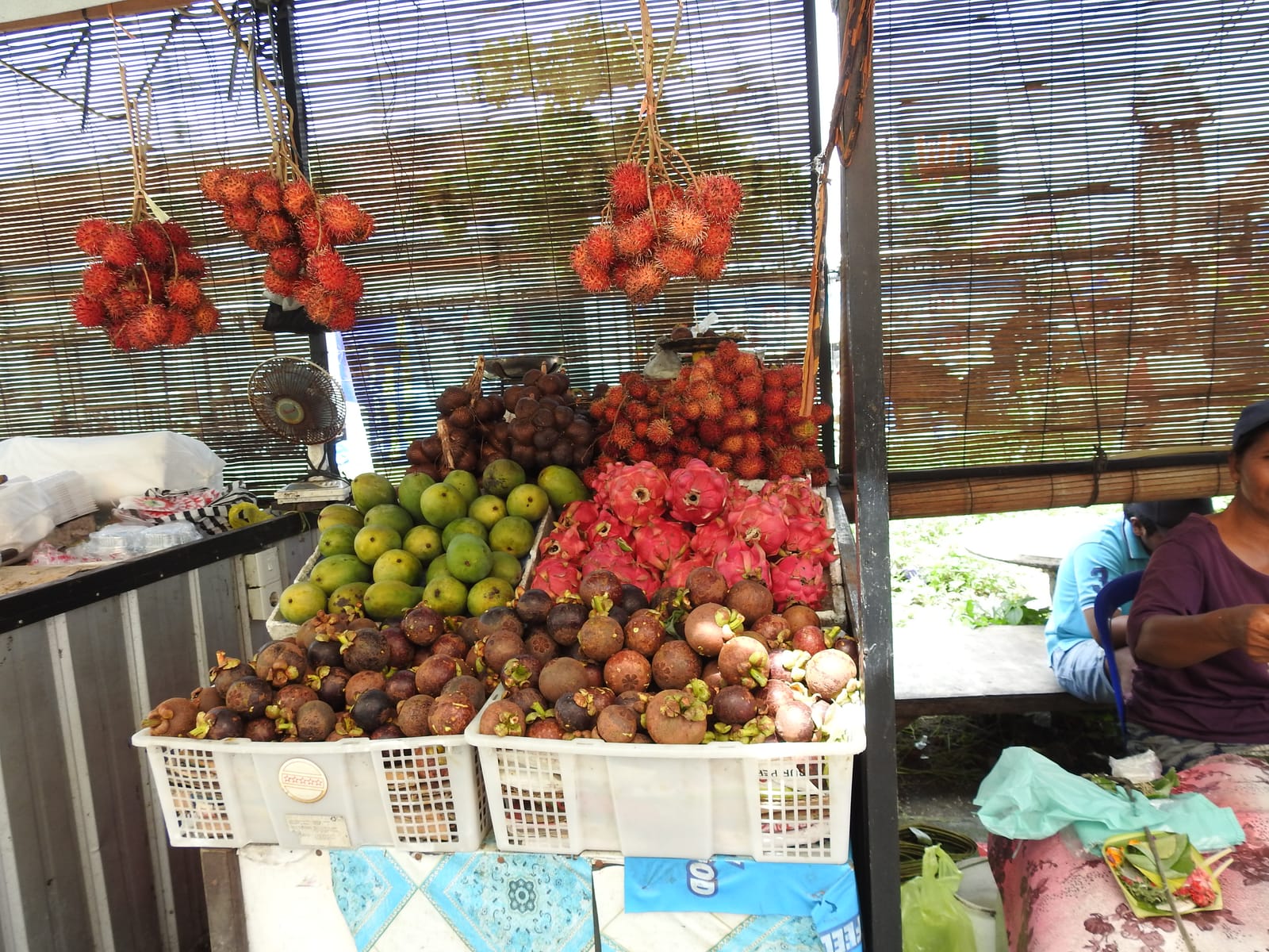 Fruits tropicaux sur un étal au bord de la route
