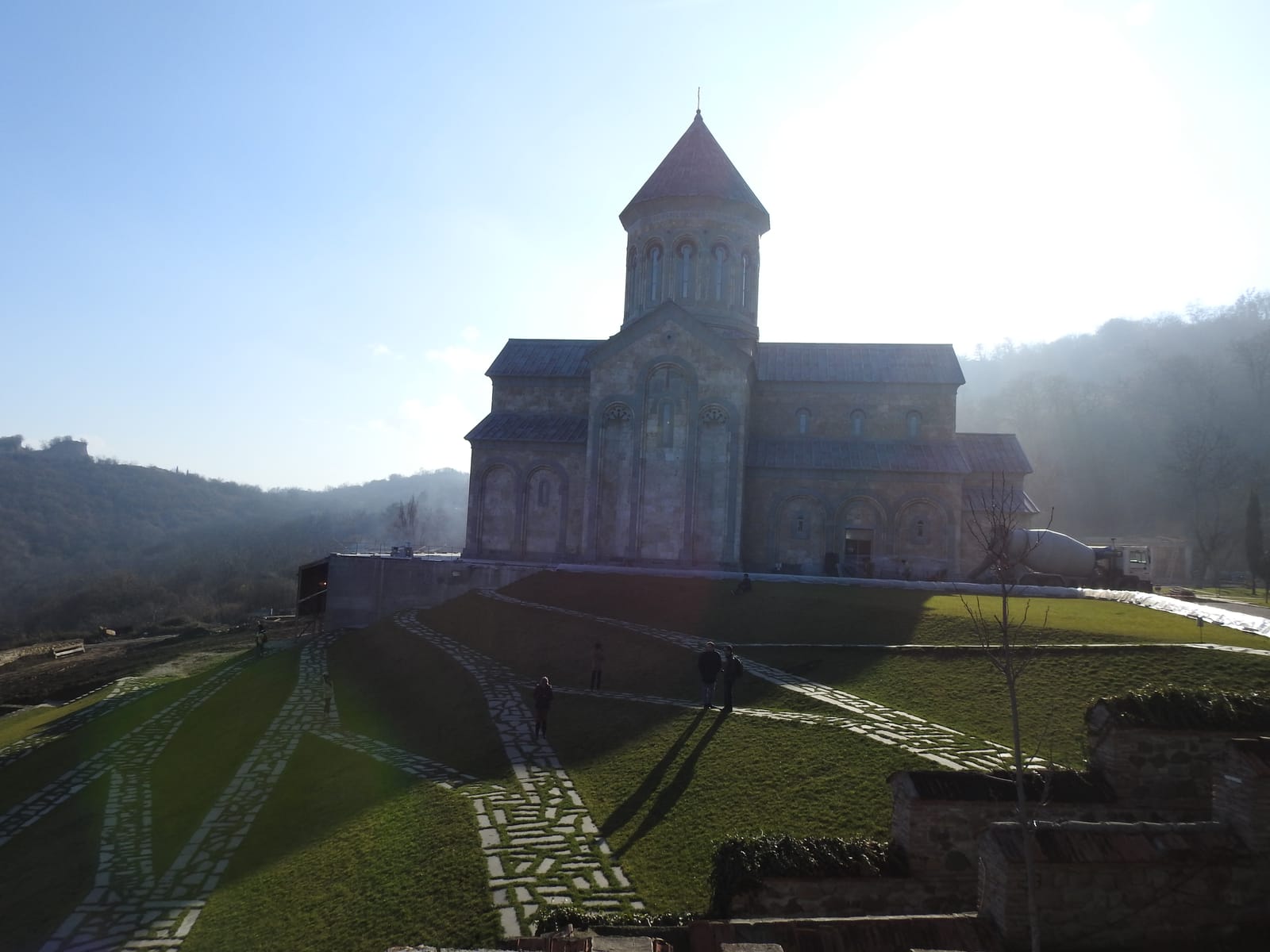 Une vieille église dans les collines près de Tbilissi