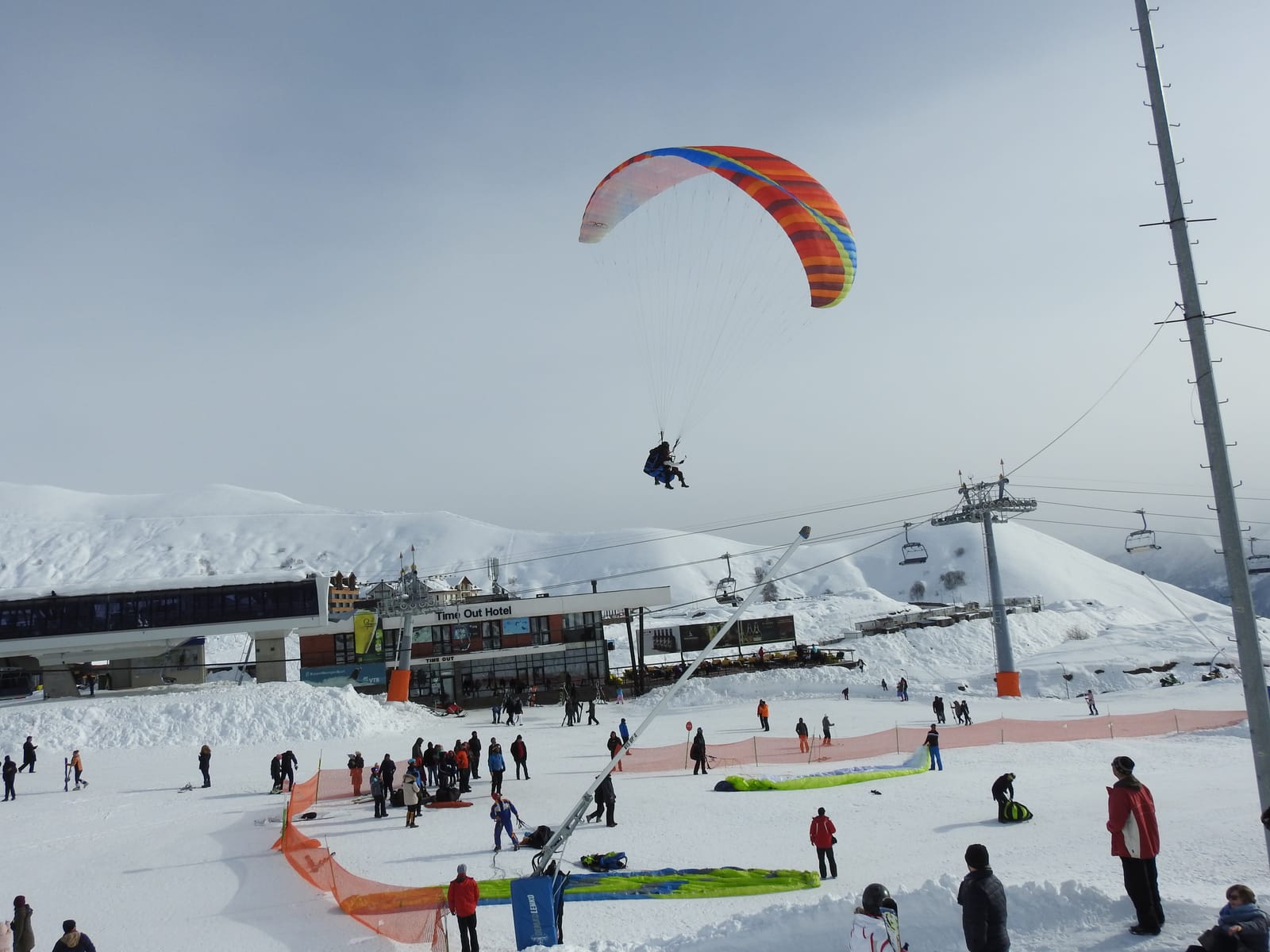 Parapente au-dessus des pistes de Goudaouri
