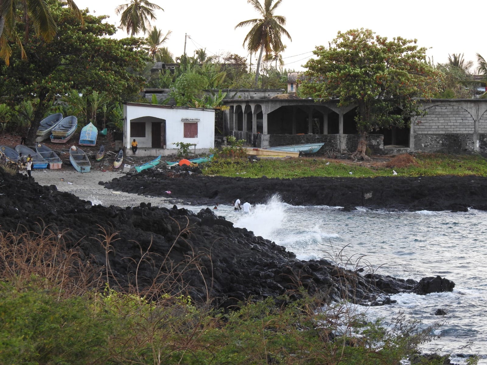 Des barques de pêche au repos sur le rivage de lave noire