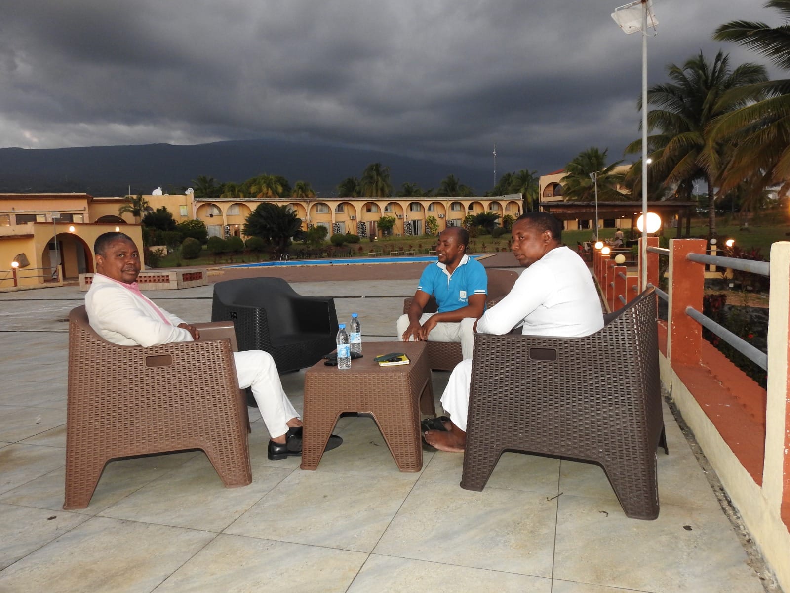 La terrasse de l'hôtel Retaj à Moroni, sous un ciel d'orage